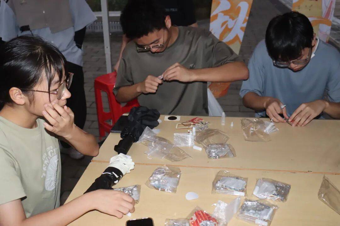 梦幻月球灯……这场暖心社区活动绝了!ky开元棋牌漆扇DIY、苗银冰箱贴、(图1) 梦幻月球灯……这场暖心社区活动绝了!ky开元棋牌漆扇DIY、苗银冰箱贴、(图1)