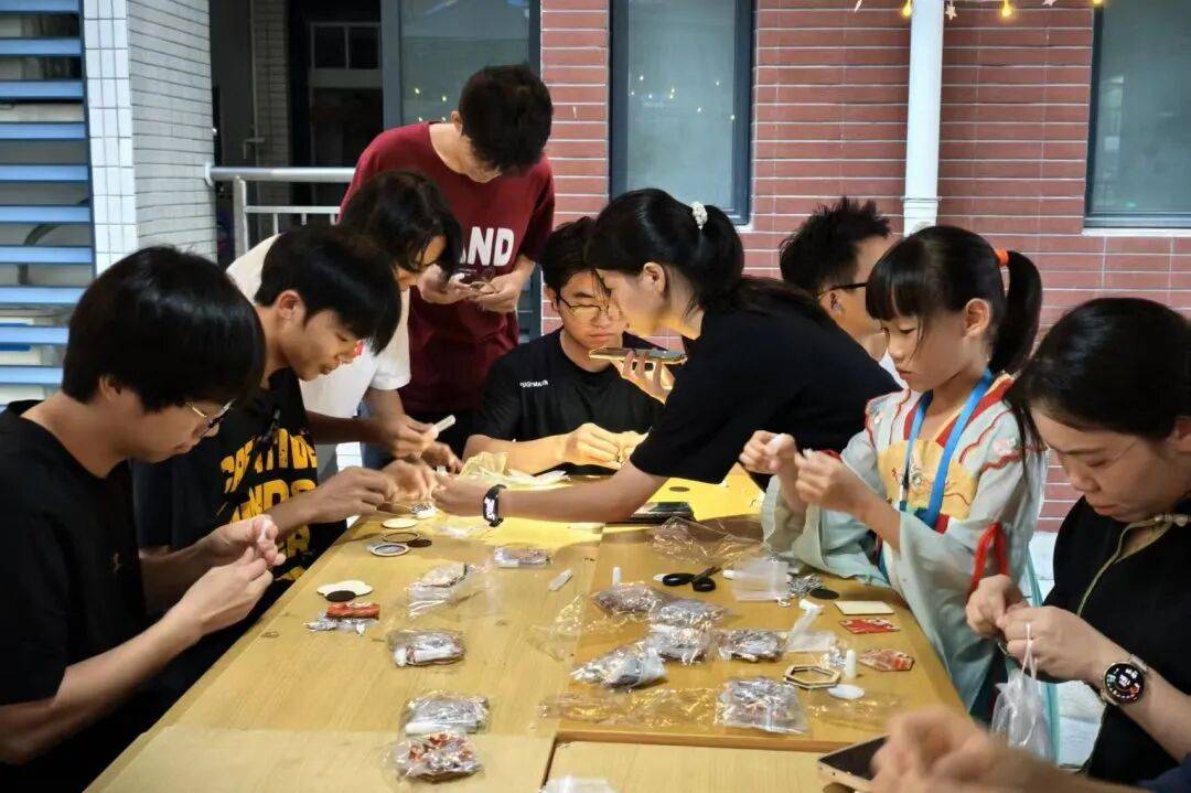 梦幻月球灯……这场暖心社区活动绝了!ky开元棋牌漆扇DIY、苗银冰箱贴、(图2) 梦幻月球灯……这场暖心社区活动绝了!ky开元棋牌漆扇DIY、苗银冰箱贴、(图2)