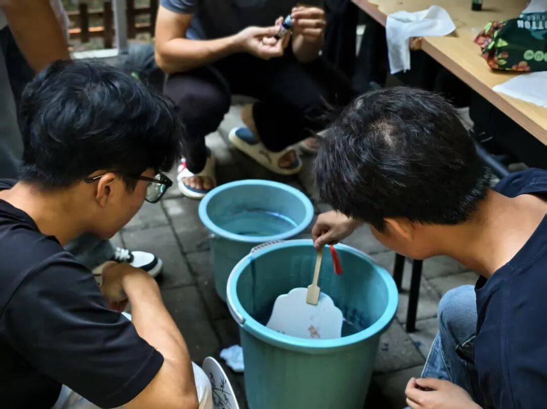 梦幻月球灯……这场暖心社区活动绝了！ky开元棋牌漆扇DIY、苗银冰箱贴、(图3)