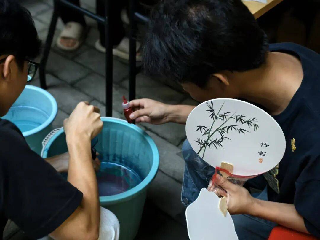 梦幻月球灯……这场暖心社区活动绝了!ky开元棋牌漆扇DIY、苗银冰箱贴、(图4) 梦幻月球灯……这场暖心社区活动绝了!ky开元棋牌漆扇DIY、苗银冰箱贴、(图4)