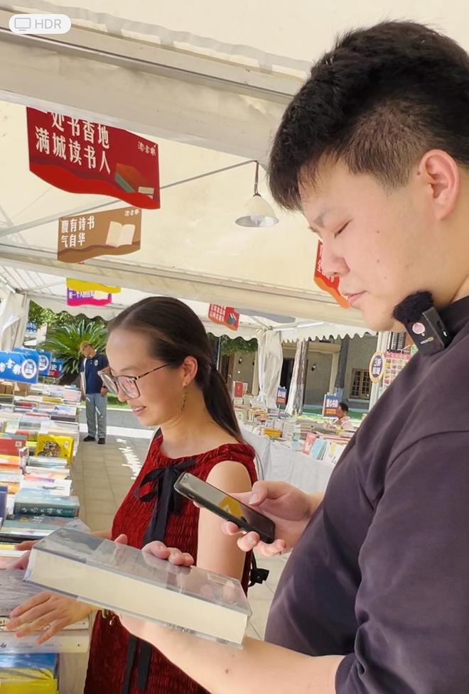 上海当Z世代迷上淘旧书开元棋牌旧书新知·书香(图2) 上海当Z世代迷上淘旧书开元棋牌旧书新知·书香(图2)